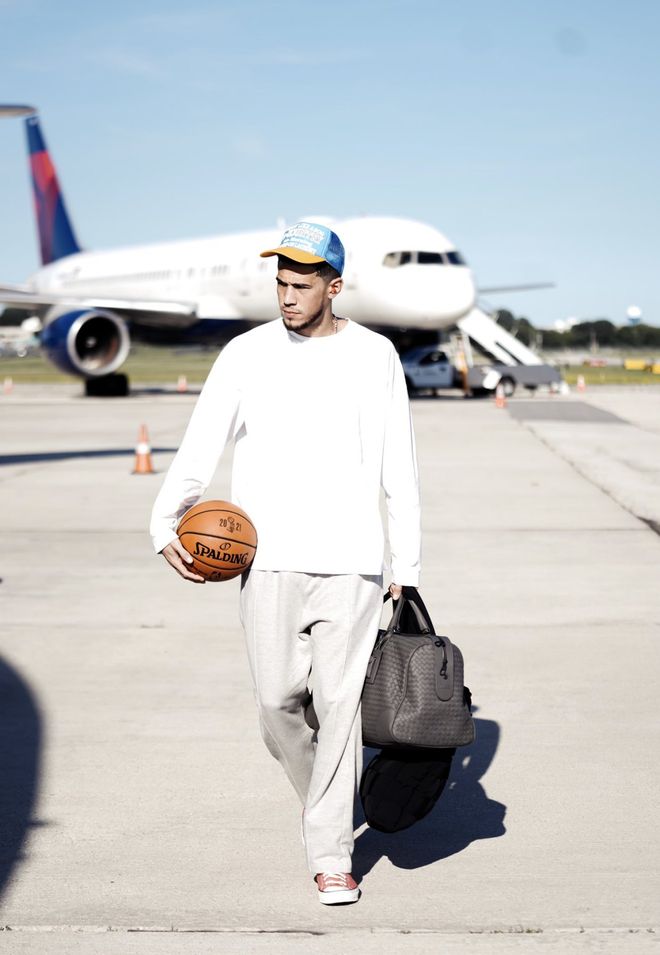 壹号娱乐官网密尔沃基雄鹿训练开放日；窗口期队长鼓劲引欢呼；欧篮联在即；年轻球员得到机会的简单介绍